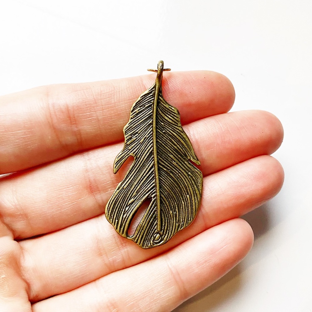 🪶Vintage boho brassy feather jewelry pendant